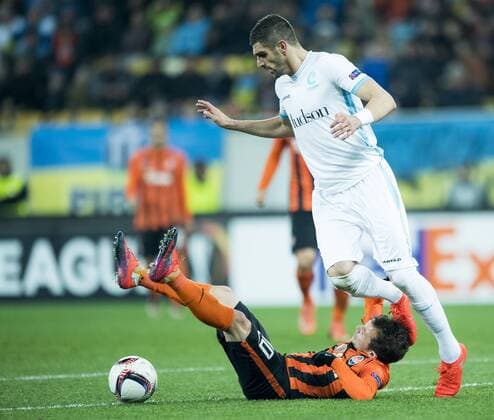 Shakhtar Donetsk s midfielder Bernard and Gent s Stefan Mitrovic fight for the ball during a third game of the group stage (group H) of the Europa League competition between Ukraine club Shaktar Donetsk and Belgian soccer team KAA Gent, Thursday 20 October 2016, in Lviv, Ukraine. JASPERxJACOBS  x04962492x