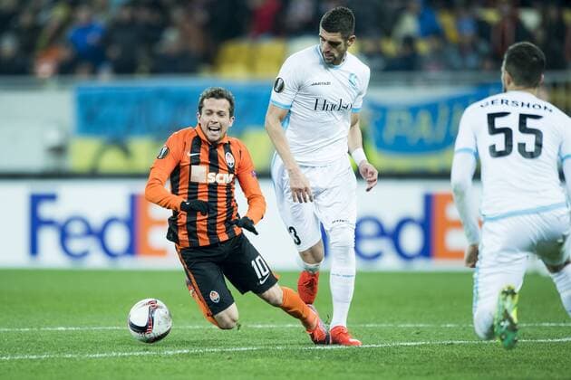 Shakhtar Donetsk s midfielder Bernard and Gent s Stefan Mitrovic fight for the ball during a third game of the group stage (group H) of the Europa League competition between Ukraine club Shaktar Donetsk and Belgian soccer team KAA Gent, Thursday 20 October 2016, in Lviv, Ukraine. JASPERxJACOBS  x04962493x