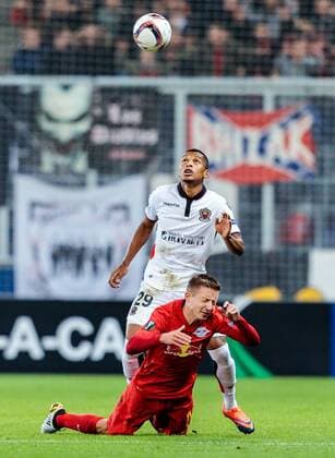 Bilder des Tages - SPORT 20.10.2016, Red Bull Arena, Salzburg, AUT, UEFA EL, FC Red Bull Salzburg vs OGC Nizza, Gruppe I, im Bild Marc Rzatkowski (FC Red Bull Salzburg), Dalbert Estevao (OGC Nice) during the UEFA Europa League group I match between FC Red Bull Salzburg and OGC Nizza at the Red Bull Arena in Salzburg, Austria on 2016 10 20. Salzburg  EP_fei  