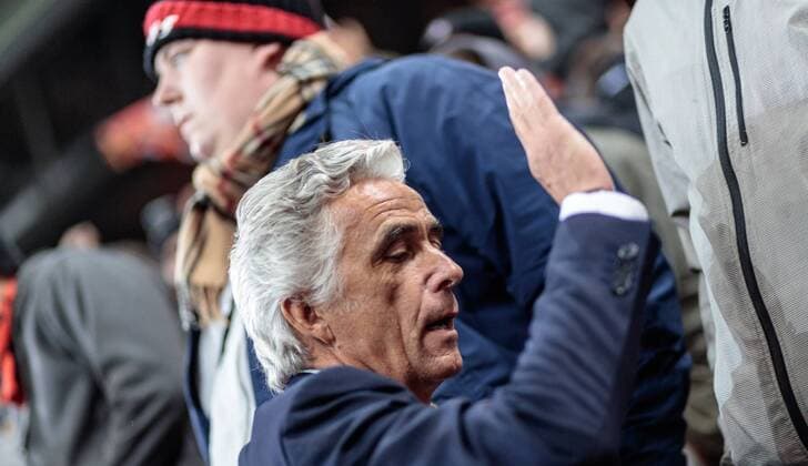 20.10.2016, Red Bull Arena, Salzburg, AUT, UEFA EL, FC Red Bull Salzburg vs OGC Nizza, Gruppe I, im Bild Praesident Jean Pierre Rivere (OGC Nizza) bei de Fans President Jean Pierre Riviere (OGC Nice) at his Supporters during the UEFA Europa League group I match between FC Red Bull Salzburg and OGC Nizza at the Red Bull Arena in Salzburg, Austria on 2016 10 20. Salzburg  EP_fei  