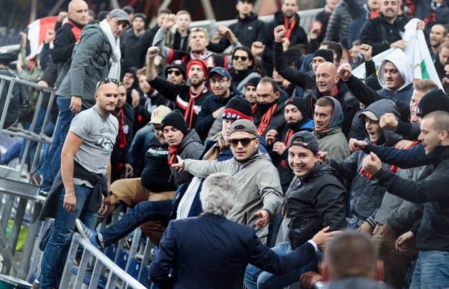 Bilder des Tages - SPORT 20.10.2016, Red Bull Arena, Salzburg, AUT, UEFA EL, FC Red Bull Salzburg vs OGC Nizza, Gruppe I, im Bild Praesident Jean Pierre Rivere (OGC Nizza) bei de Fans President Jean Pierre Riviere (OGC Nice) at his Supporters during the UEFA Europa League group I match between FC Red Bull Salzburg and OGC Nizza at the Red Bull Arena in Salzburg, Austria on 2016 10 20. Salzburg  EP_fei  