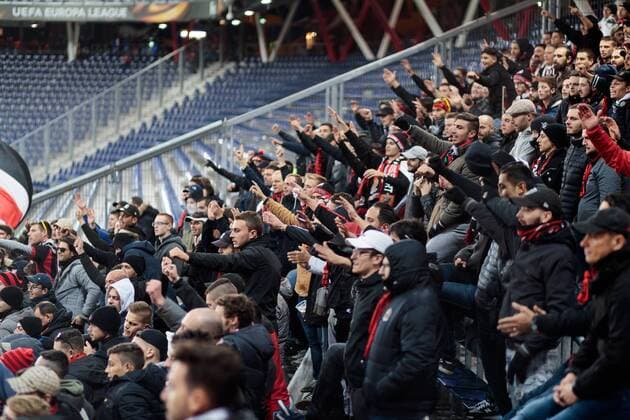 20.10.2016, Red Bull Arena, Salzburg, AUT, UEFA EL, FC Red Bull Salzburg vs OGC Nizza, Gruppe I, im Bild Praesident Jean Pierre Rivere (OGC Nizza) bei de Fans President Jean Pierre Riviere (OGC Nice) at his Supporters during the UEFA Europa League group I match between FC Red Bull Salzburg and OGC Nizza at the Red Bull Arena in Salzburg, Austria on 2016 10 20. Salzburg  EP_fei  