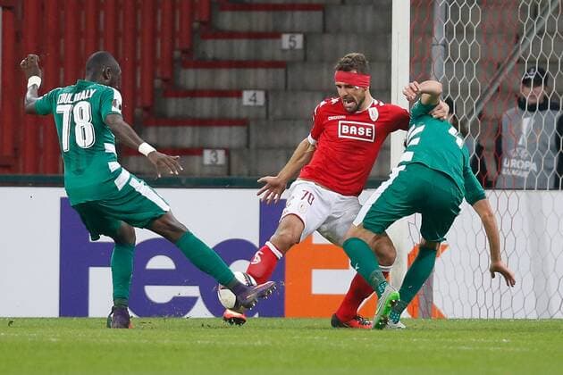 Panathinaikos defender Ousmane Coulibaly, Standard s Orlando Sa and Panathinaikos defender Giorgos Koutroumbis fight for the ball during a third game of the group stage (group G) of the Europa League competition between Belgian soccer team Standard de Liege and Greek soccer team Panathinaikos, Thursday 20 October 2016, in Liege. BRUNOxFAHY  x04962503x