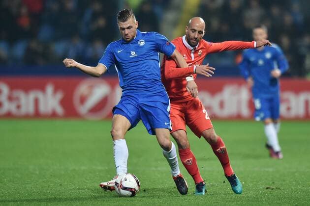 Radim Breite, left, of Liberec and Borja Valero of Fiorentina in action during the European Football League third round group J match FC Slovan Liberec vs ACF Fiorentina in Liberec, Czech Republic, October 20, 2016. (CTKxPhoto RadekxPetrasek) CTKPhotoP201610201115001  PER 1