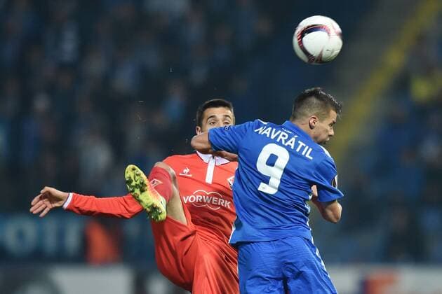 Matias Vecino, left, of Fiorentina and Jan Navratil of Liberec in action during the European Football League third round group J match FC Slovan Liberec vs ACF Fiorentina in Liberec, Czech Republic, October 20, 2016. (CTKxPhoto RadekxPetrasek) CTKPhotoP201610201124801  PER 5