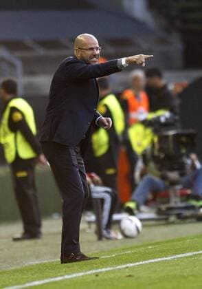 Ajax s head coach Peter Bosz gives instructions to his players against Celta Vigo during the UEFA Europa League group stage soccer match played at Balaidos stadium in Vigo, province of Galicia, northwestern Spain, 20 October 2016. Celta Vigo vs Ajax !ACHTUNG: NUR REDAKTIONELLE NUTZUNG!  20161020-636125931173207648