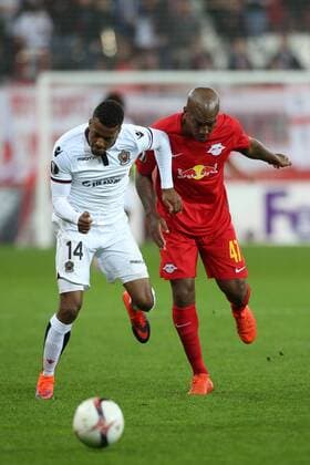 SOCCER - EL, RBS vs Nice SALZBURG,AUSTRIA,20.OCT.16 - SOCCER - UEFA Europa League, group stage, Red Bull Salzburg vs OGC Nice. Image shows Alassane Plea (Nice) and Andre Wisdom (RBS). GEPAxpictures xMathiasxMandl