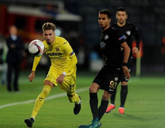 Osmanlispor s Adam Maher and Villareal s Samu Castillejo during Villareal - Osmanlispor European League Game at Ankara, 20th Oct. 2016. (Hikmet Saatci - Depo Photos)  15540843