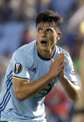 Celta Vigo s Argentinian defender Facundo Roncaglia complains to the referee during the UEFA Europa League group stage soccer match against Ajax played at Balaidos stadium in Vigo, province of Galicia, northwestern Spain, 20 October 2016. Celta Vigo vs Ajax !ACHTUNG: NUR REDAKTIONELLE NUTZUNG!  20161020-636125947167107596