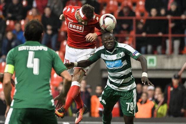 Standard s Orlando Sa and Panathinaikos defender Ousmane Coulibaly fight for the ball during a third game of the group stage (group G) of the Europa League competition between Belgian soccer team Standard de Liege and Greek soccer team Panathinaikos, Thursday 20 October 2016, in Liege. NICOLASxLAMBERT  x04962582x