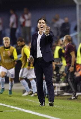Celta Vigo s Argentinian head coach Eduardo Berizzo gives instructions to his players against Ajax during the UEFA Europa League group stage soccer match played at Balaidos stadium in Vigo, province of Galicia, northwestern Spain, 20 October 2016. Celta Vigo vs Ajax !ACHTUNG: NUR REDAKTIONELLE NUTZUNG!  20161020-636125951025582241