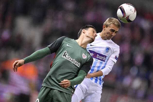 Athletic s forward Iker Muniain and Genk s Timothy Castagne fight for the ball during a third game of the group stage (group F) of the Europa League competition between Belgian soccer team RC Genk and Portuguese soccer team Athletic Bilbao, Thursday 20 October 2016, in Genk. YORICKxJANSENS  x04962625x
