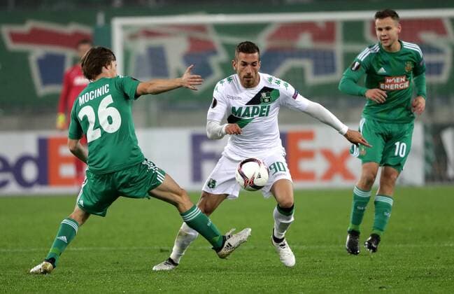 SOCCER - EL, Rapid vs Sassuolo VIENNA,AUSTRIA,20.OCT.16 - SOCCER - UEFA Europa League, group stage, SK Rapid Wien vs US Sassuolo Calcio. Image shows Ivan Mocinic (Rapid), Antonio Ragusa (Sassuolo) and Louis Schaub (Rapid). Keywords: Wien Energie. GEPAxpictures xWalterxLuger