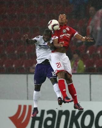Deutschland, Mainz, Opel Arena, 20.10.2016, Fussball - UEFA Europa League - 1. FSV Mainz 05 - RSC Anderlecht Bild: v. lk. Frank Acheampong (RSC Anderlecht, 18) und Karim Onisiwo (1. FSV Mainz 05, 21) Copyright: HMBxMedia xHeikoxBecker