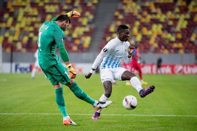 UEFA Europa League 2016-2017, Group L game between FC Steaua Bucharest ROU and FC Zurich (SUI) October 2016 October 20, 2016: Florin Nita 1 of FC Steaua Bucharest and Moussa Kone 4 of FC Zurich in action during the UEFA Europa League 2016-2017, Group L game between FC Steaua Bucharest ROU and FC Zurich (SUI) at National Arena, Bucharest, Romania ROU. Foto: