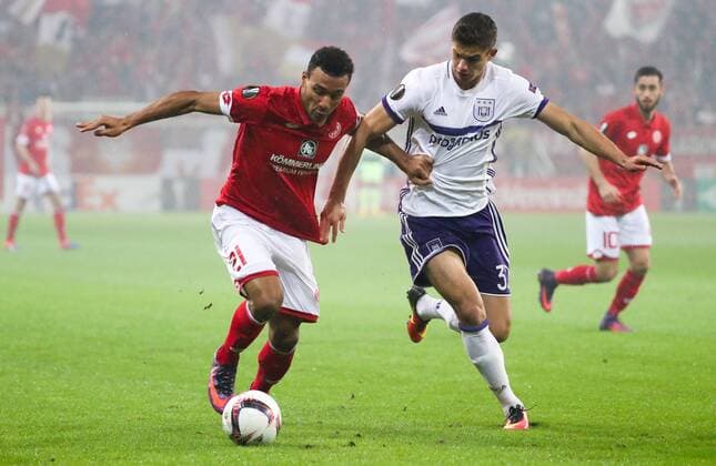 Mainz midfielder Karim Onisiwo and Anderlecht s Leander Dendoncker fight for the ball during a third match of the group stage (group C) of the Europa League competition between German club FSV Mainz and Belgian soccer team RSC Anderlecht, Thursday 20 October 2016, in Mainz, Germany. VIRGINIExLEFOUR  x04962627x