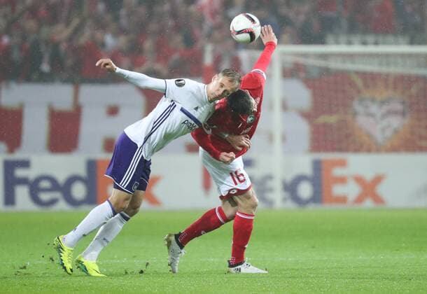 Anderlecht s Lukasz Teodorczyk and Mainz defender Stefan Bell fight for the ball during a third match of the group stage (group C) of the Europa League competition between German club FSV Mainz and Belgian soccer team RSC Anderlecht, Thursday 20 October 2016, in Mainz, Germany. VIRGINIExLEFOUR  x04962671x