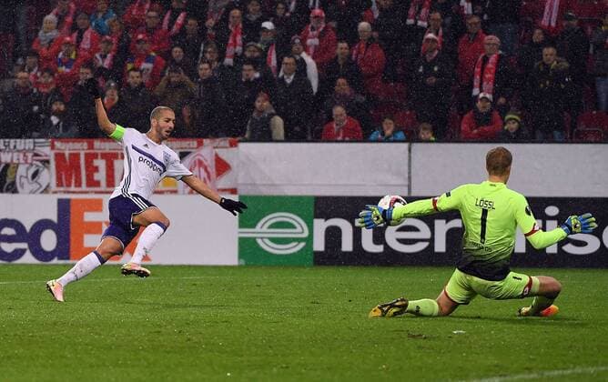 20.10.2016, xjhx, Fussball Europa League, FSV Mainz 05 - RSC Anderlecht, emspor, v.l. Sofiane Hanni (RSC Anderlecht), Jonas Loessl (FSV Mainz 05) Mainz