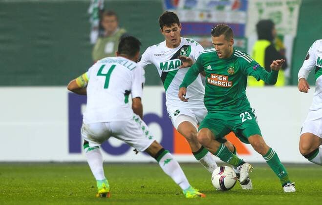 SOCCER - EL, Rapid vs Sassuolo VIENNA,AUSTRIA,20.OCT.16 - SOCCER - UEFA Europa League, group stage, SK Rapid Wien vs US Sassuolo Calcio. Image shows Luca Mazzitelli (Sassuolo) and Arnor Ingvi Traustason (Rapid). Keywords: Wien Energie. GEPAxpictures xPhilippxBrem