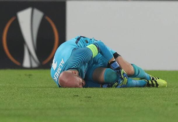 SOCCER - EL, Roma vs A.Wien ROME,ITALY,20.OCT.16 - SOCCER - UEFA Europa League, group stage, AS Roma vs FK Austria Wien. Image shows Robert Almer (A.Wien). Keywords: injury. GEPAxpictures xChristianxOrt