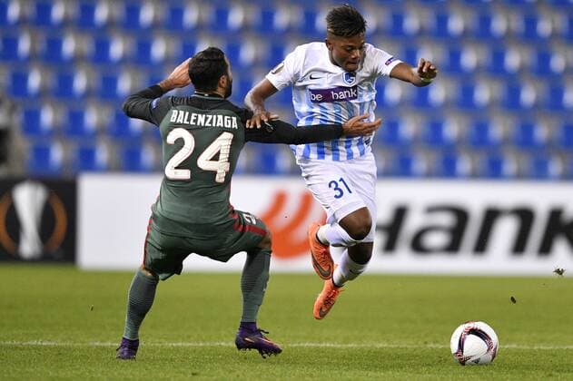 Athletic s defender Mikel Balenziaga and Genk s Leon Bailey fight for the ball during a third game of the group stage (group F) of the Europa League competition between Belgian soccer team RC Genk and Portuguese soccer team Athletic Bilbao, Thursday 20 October 2016, in Genk. YORICKxJANSENS  x04962700x
