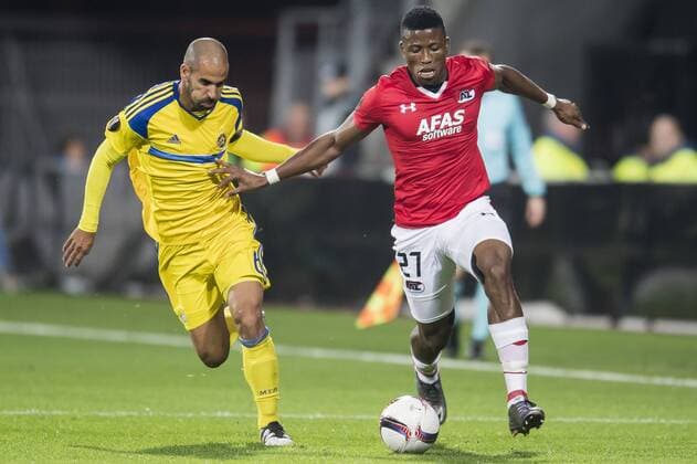 (L-R) Gal Alberman of Maccabi Tel Aviv FC, Fred Friday of AZ Alkmaarduring the UEFA Europa League group D match between AZ Alkmaar and Maccabi Tel Aviv on October 20, 2016 at the AFAS stadium in Alkmaar, The Netherlands. AZ v Maccabi Tel Aviv UEFA Europa League 2016 2017 xVIxGerritxvanxKeulenxIVx 6431589