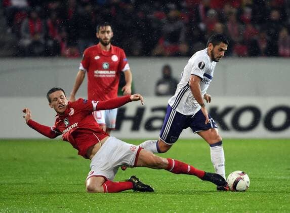 20.10.2016, xjhx, Fussball Europa League, FSV Mainz 05 - RSC Anderlecht, emspor, v.l. Gaeten Bussmann (FSV Mainz 05), Nicolae Stanciu (RSC Anderlecht) Mainz
