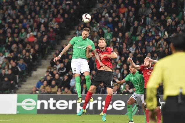 Nolan Roux (saint etienne) vs Vitaly Vernydub (Qabala) - Fussball, Europa League, AS Saint Etienne vs. Gabala FK - Groupe C - 20 10 2016 FredericChambert Panoramic 