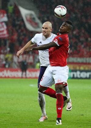 Anderlecht s Bram Nuytinck and Mainz forward Jhon Cordoba fight for the ball during a third match of the group stage (group C) of the Europa League competition between German club FSV Mainz and Belgian soccer team RSC Anderlecht, Thursday 20 October 2016, in Mainz, Germany. VIRGINIExLEFOUR  x04962733x