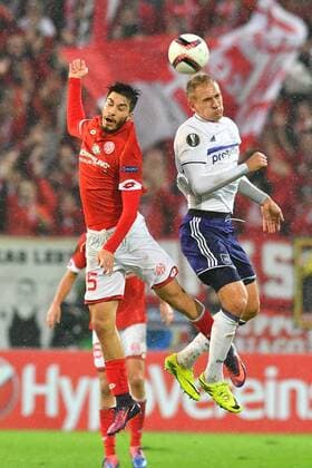 GER, UEFA EL, Mainz 05 (GER) vsÊÊRSC Anderlecht (BEL) 20.10.2016, Opel-Arena, Mainz, GER, UEFA EL, Mainz 05 (GER) vsÊÊRSC Anderlecht (BEL), im Bild Zeikampf von Suat Serdar ( 45, FSV Mainz) und Olivier Deschacht (RSC Anderlecht 3) Foto © nordphoto Fabisch nordphotox xFabisch