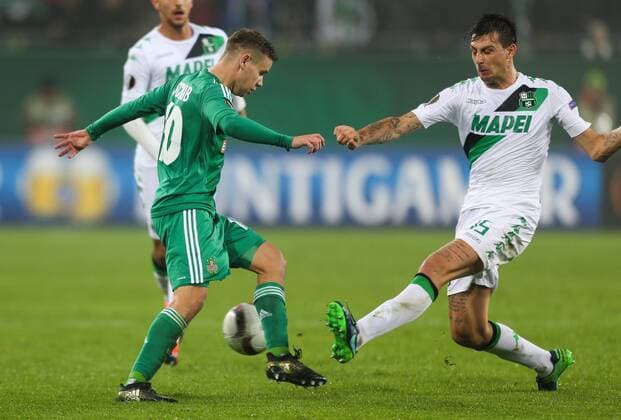 SOCCER - EL, Rapid vs Sassuolo VIENNA,AUSTRIA,20.OCT.16 - SOCCER - UEFA Europa League, group stage, SK Rapid Wien vs US Sassuolo Calcio. Image shows Louis Schaub (Rapid) and Francesco Acerbi (Sassuolo). Keywords: Wien Energie. GEPAxpictures xPhilippxBrem