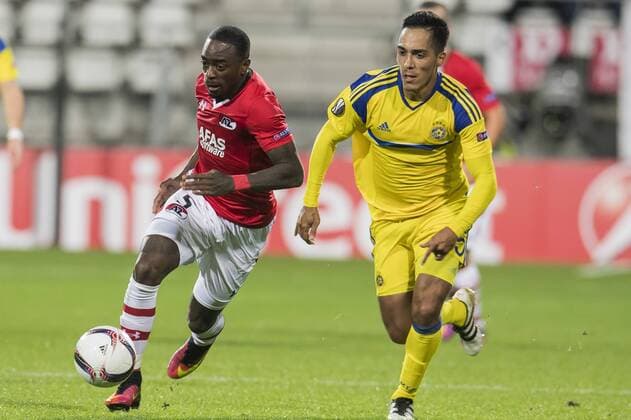 (L-R) Ridgeciano Haps of AZ Alkmaar, Ezequiel Scarione of Maccabi Tel Aviv FCduring the UEFA Europa League group D match between AZ Alkmaar and Maccabi Tel Aviv on October 20, 2016 at the AFAS stadium in Alkmaar, The Netherlands. AZ v Maccabi Tel Aviv UEFA Europa League 2016 2017 xVIxGerritxvanxKeulenxIVx 6431800
