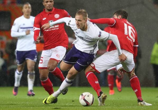 Anderlecht s Lukasz Teodorczyk and Mainz defender Stefan Bell fight for the ball during a third match of the group stage (group C) of the Europa League competition between German club FSV Mainz and Belgian soccer team RSC Anderlecht, Thursday 20 October 2016, in Mainz, Germany. VIRGINIExLEFOUR  x04962774x