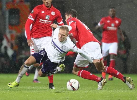 Anderlecht s Lukasz Teodorczyk and Mainz defender Stefan Bell fight for the ball during a third match of the group stage (group C) of the Europa League competition between German club FSV Mainz and Belgian soccer team RSC Anderlecht, Thursday 20 October 2016, in Mainz, Germany. VIRGINIExLEFOUR  x04962780x