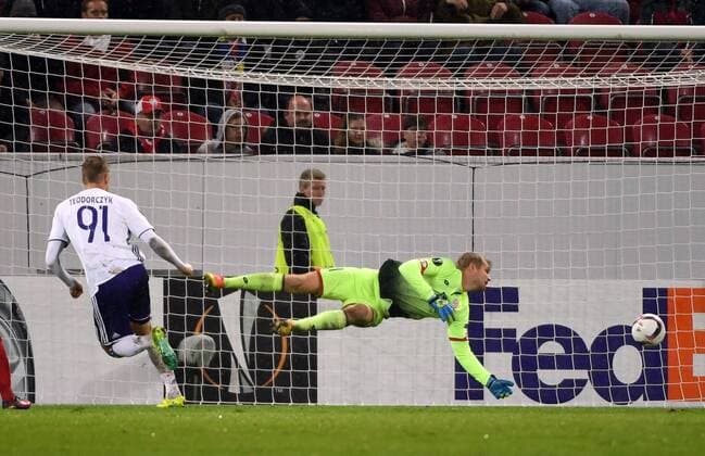 20.10.2016, xjhx, Fussball Europa League, FSV Mainz 05 - RSC Anderlecht, emspor, v.l. Lukasz Teodorczyk (RSC Anderlecht), Jonas Loessl (FSV Mainz 05) Goal scored, Tor zum 1:1 Mainz