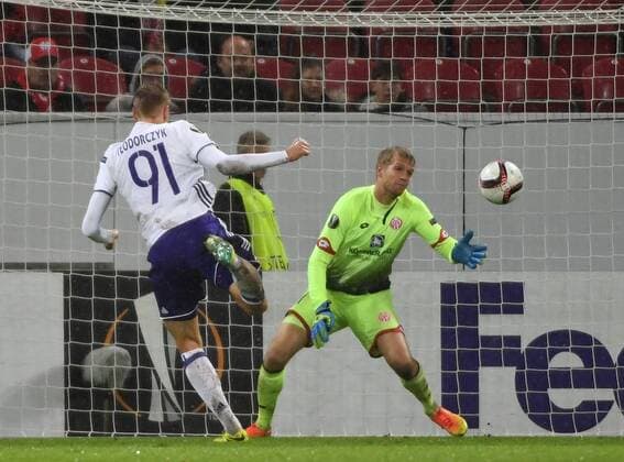 20.10.2016, xjhx, Fussball Europa League, FSV Mainz 05 - RSC Anderlecht, emspor, v.l. Lukasz Teodorczyk (RSC Anderlecht), Jonas Loessl (FSV Mainz 05) Goal scored, Tor zum 1:1 Mainz