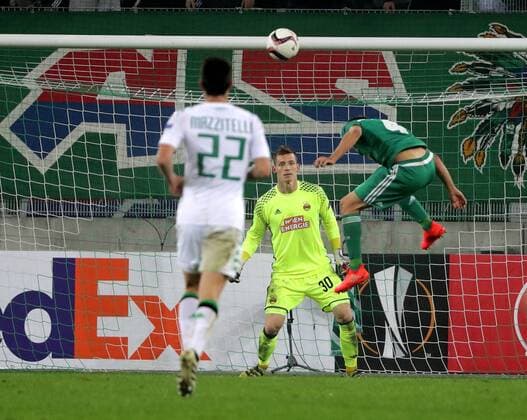 SOCCER - EL, Rapid vs Sassuolo VIENNA,AUSTRIA,20.OCT.16 - SOCCER - UEFA Europa League, group stage, SK Rapid Wien vs US Sassuolo Calcio. Image shows Richard Strebinger and Thomas Schrammel (Rapid). Keywords: Wien Energie. GEPAxpictures xWalterxLuger