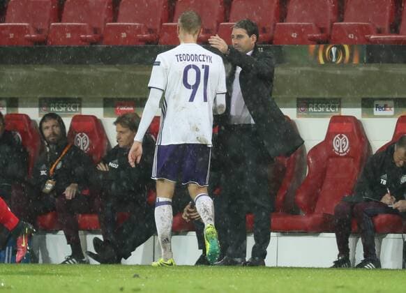 Anderlecht s Lukasz Teodorczyk and Anderlecht s head coach Rene Weiler pictured during a third match of the group stage (group C) of the Europa League competition between German club FSV Mainz and Belgian soccer team RSC Anderlecht, Thursday 20 October 2016, in Mainz, Germany. VIRGINIExLEFOUR  x04962824x