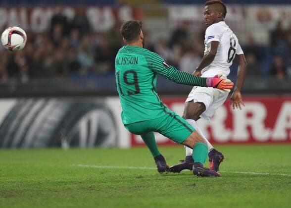 SOCCER - EL, Roma vs A.Wien ROME,ITALY,20.OCT.16 - SOCCER - UEFA Europa League, group stage, AS Roma vs FK Austria Wien. Image shows Alisson Beckeri (Roma) and Olarenwaju Kayode (A.Wien).Keywords: goal. GEPAxpictures xChristianxOrt