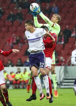 Anderlecht s Leander Dendoncker and Mainz goalkeeper Jonas Lossl fight for the ball during a third match of the group stage (group C) of the Europa League competition between German club FSV Mainz and Belgian soccer team RSC Anderlecht, Thursday 20 October 2016, in Mainz, Germany. VIRGINIExLEFOUR  x04962854x