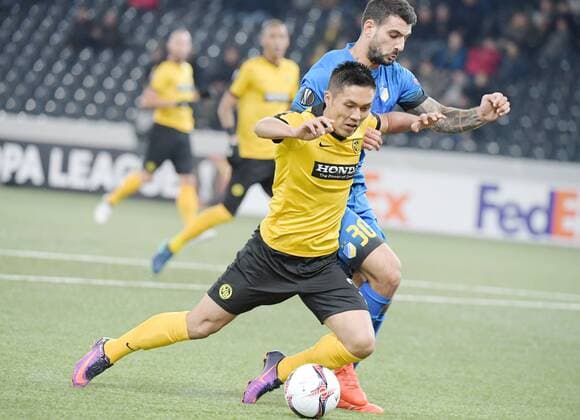 20.10.2016 Bern,Schweiz Fussball Herren Europa League Saison 2016 2017 BSC Young Boys - Apoel Nikosia Bild zeigt Yuya Kubo (YB) gegen Giorgios Merkis (Apoel FC) Zweikampf Aktion 