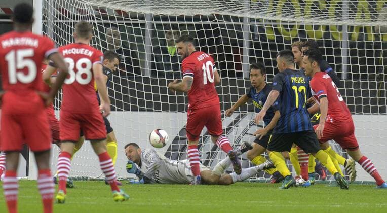 UEFA Europa League 2016 2017, Inter Mailand - FC Southampton, handanovic para un tiro ravvicinato xHOCHxZWEIx xItalyxPhotoxPressx 