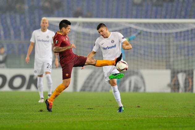 UEFA Europa League 2016 2017, AS Rom - Austria Wien, Juan Iturbe entra a gamba tesa su un avversario xHOCHxZWEIx xItalyxPhotoxPressx 