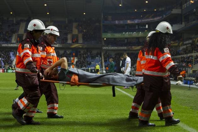 Athletic s defender Yerai Alvarez leaves the pitch after being injured during a third game of the group stage (group F) of the Europa League competition between Belgian soccer team RC Genk and Portuguese soccer team Athletic Bilbao, Thursday 20 October 2016, in Genk. KRISTOFxVANxACCOM  x04962888x