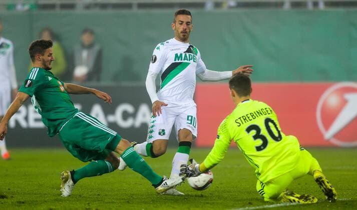 SOCCER - EL, Rapid vs Sassuolo VIENNA,AUSTRIA,20.OCT.16 - SOCCER - UEFA Europa League, group stage, SK Rapid Wien vs US Sassuolo Calcio. Image shows Mario Pavelic (Rapid), Antonio Ragusa (Sassuolo) and Richard Strebinger (Rapid). Keywords: Wien Energie. GEPAxpictures xPhilippxBrem
