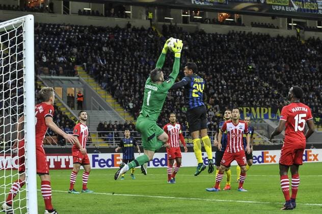 20.10.2016. Milan, Italy. Fraser Foster of Southampton FC makes a save from a cross during the Europa League match between Internazionale Milan and Southampton at San Siro Stadium in Milan, Italy. xGaetanoxPiazzollax  ActionPlus11802281