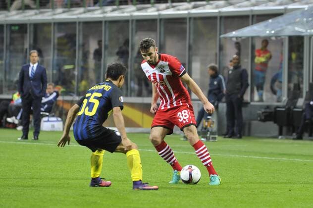 20.10.2016. Milan, Italy. Sam McQueen of Southampton FC takes on Nagatomo (Milan) during the Europa League match between Internazionale Milan and Southampton at San Siro Stadium in Milan, Italy. xGaetanoxPiazzollax  ActionPlus11802285