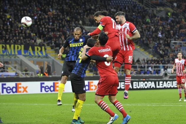 20.10.2016. Milan, Italy. Virgil Van Dijk 17 of Southampton FC wins a header in the Milan box during the Europa League match between Internazionale Milan and Southampton at San Siro Stadium in Milan, Italy. xGaetanoxPiazzollax  ActionPlus11802286