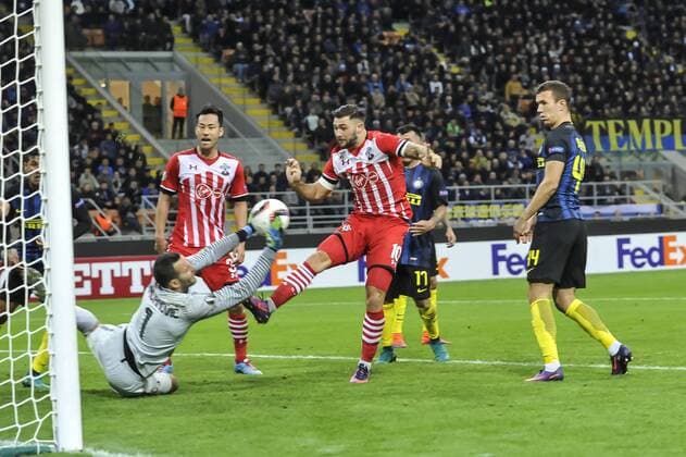 20.10.2016. Milan, Italy. Charlie Austin of Southampton FC sees Samir Handanovic of FC Inter save his attempt on goal during the Europa League match between Internazionale Milan and Southampton at San Siro Stadium in Milan, Italy. xGaetanoxPiazzollax  ActionPlus11802287