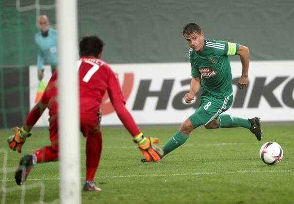 SOCCER - EL, Rapid vs Sassuolo VIENNA,AUSTRIA,20.OCT.16 - SOCCER - UEFA Europa League, group stage, SK Rapid Wien vs US Sassuolo Calcio. Image shows Andrea Consigli (Sassuolo) and Stefan Schwab (Rapid). Keywords: Wien Energie. GEPAxpictures xWalterxLuger